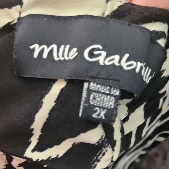 Chic Black and White Abstract Print Dress - Picture 8 of 16